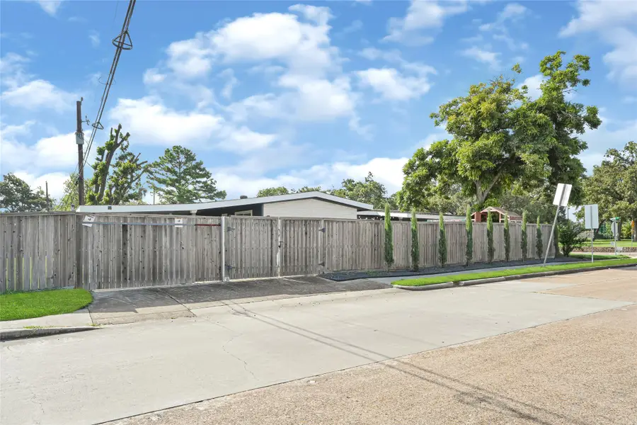 5234 Saxon Drive, Houston, TX 77092 - Image #3
