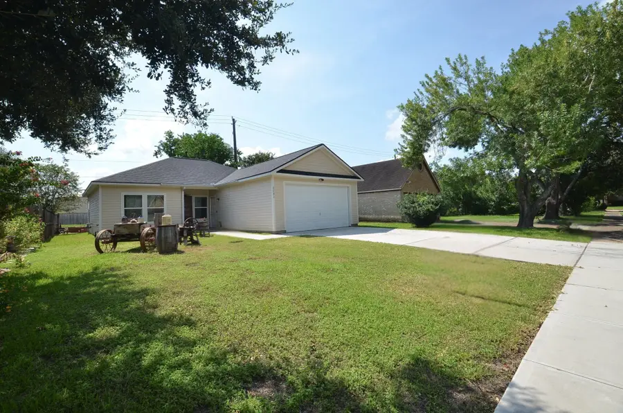 2203 Westwood Drive, Stafford, TX 77477 - Image #2