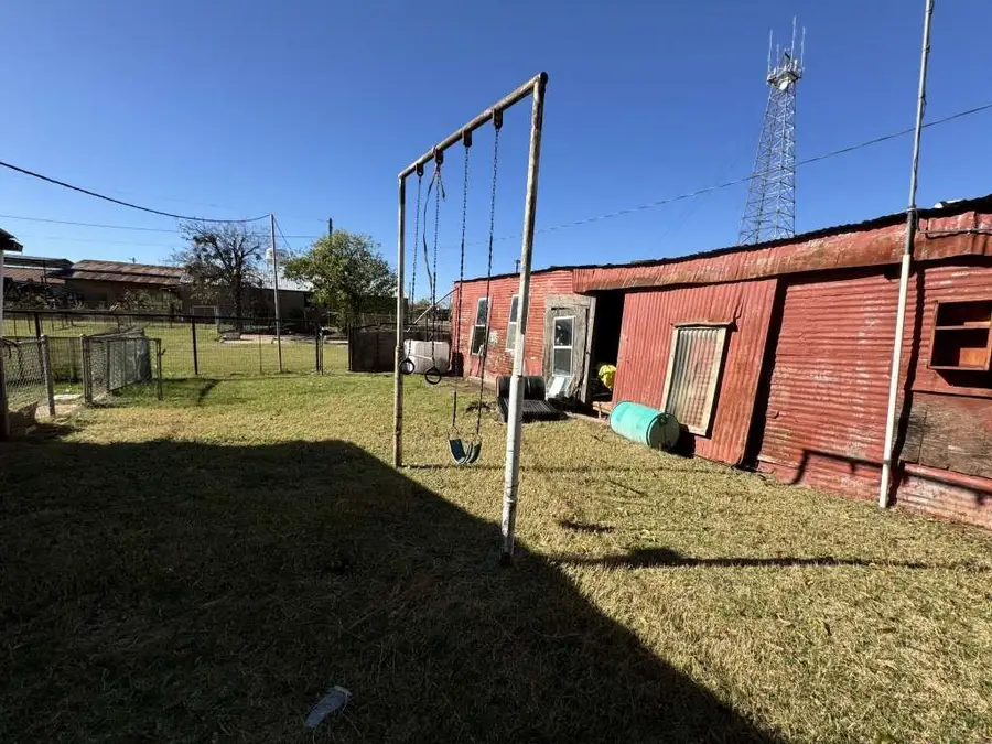 204 E Bryan Avenue, Electra, TX 76360 - Image #3