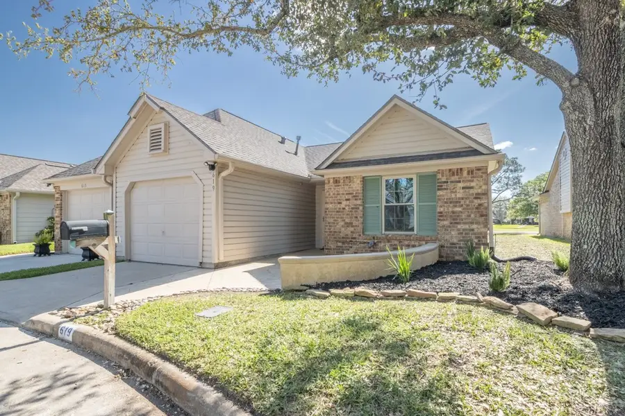619 E Country Grove Circle, Pearland, TX 77584 - #2