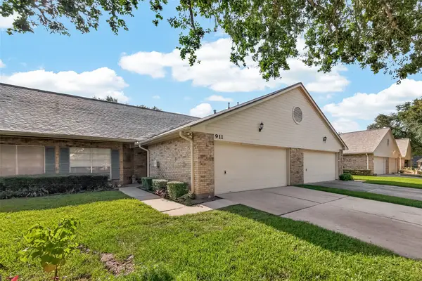 911 Woodfern Glen Lane, Pearland, TX 77584