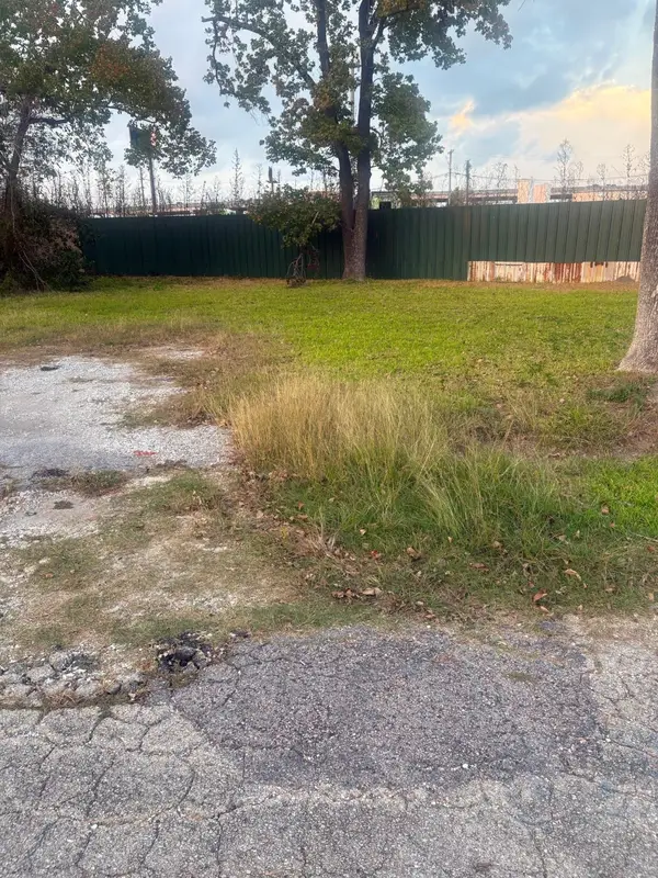 2220 Gladys Street, Beaumont, TX 77701