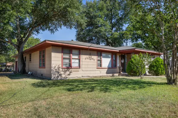 312 S Wilson Avenue, Giddings, TX 78942