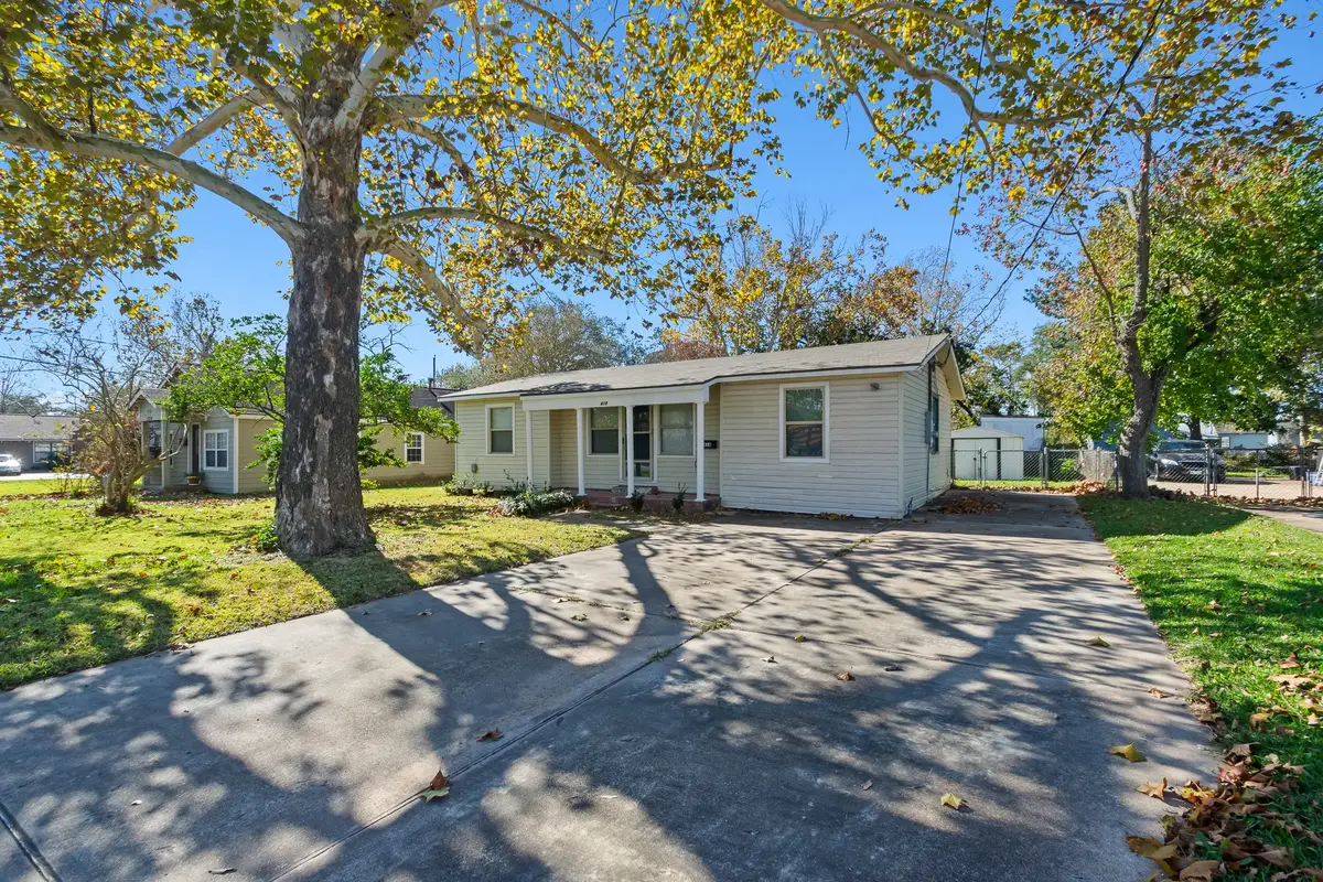 418 S Shanks Street, Clute, TX 77531 - Image #1