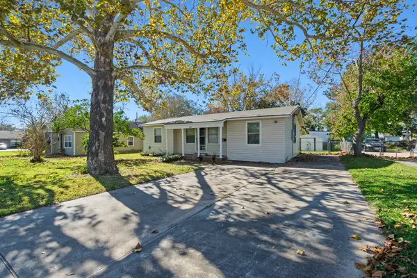 418 S Shanks Street, Clute, TX 77531