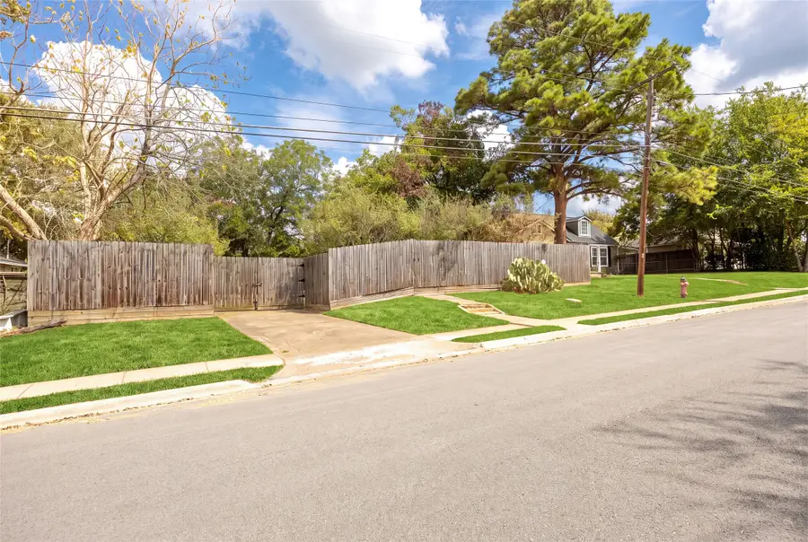 906 W First Street, Brenham, TX 77833 - #3