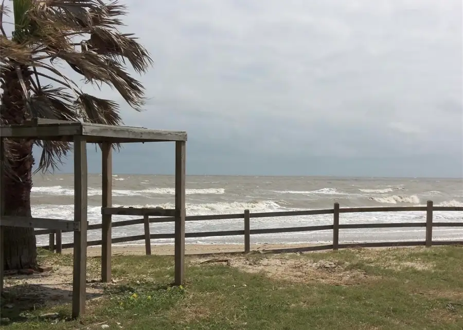 971 Caplen Street, Gilchrist, TX 77617 - Image #2