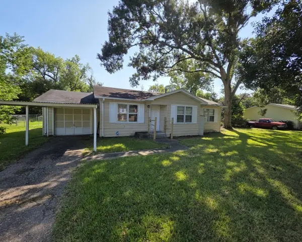 717 S Valderas Street, Angleton, TX 77515