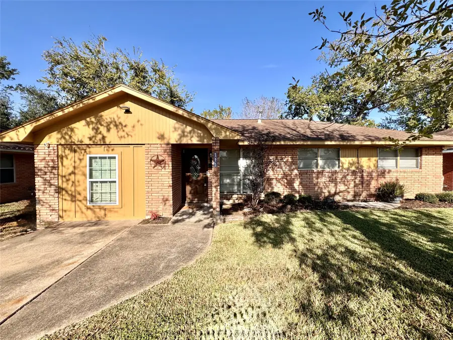 111 Mimosa, Lake Jackson, TX 77566 - #3