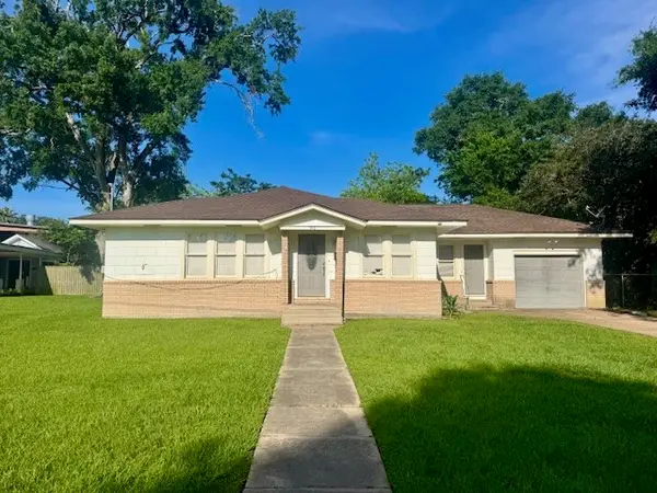 913 Fowlkes Street, Sealy, TX 77474