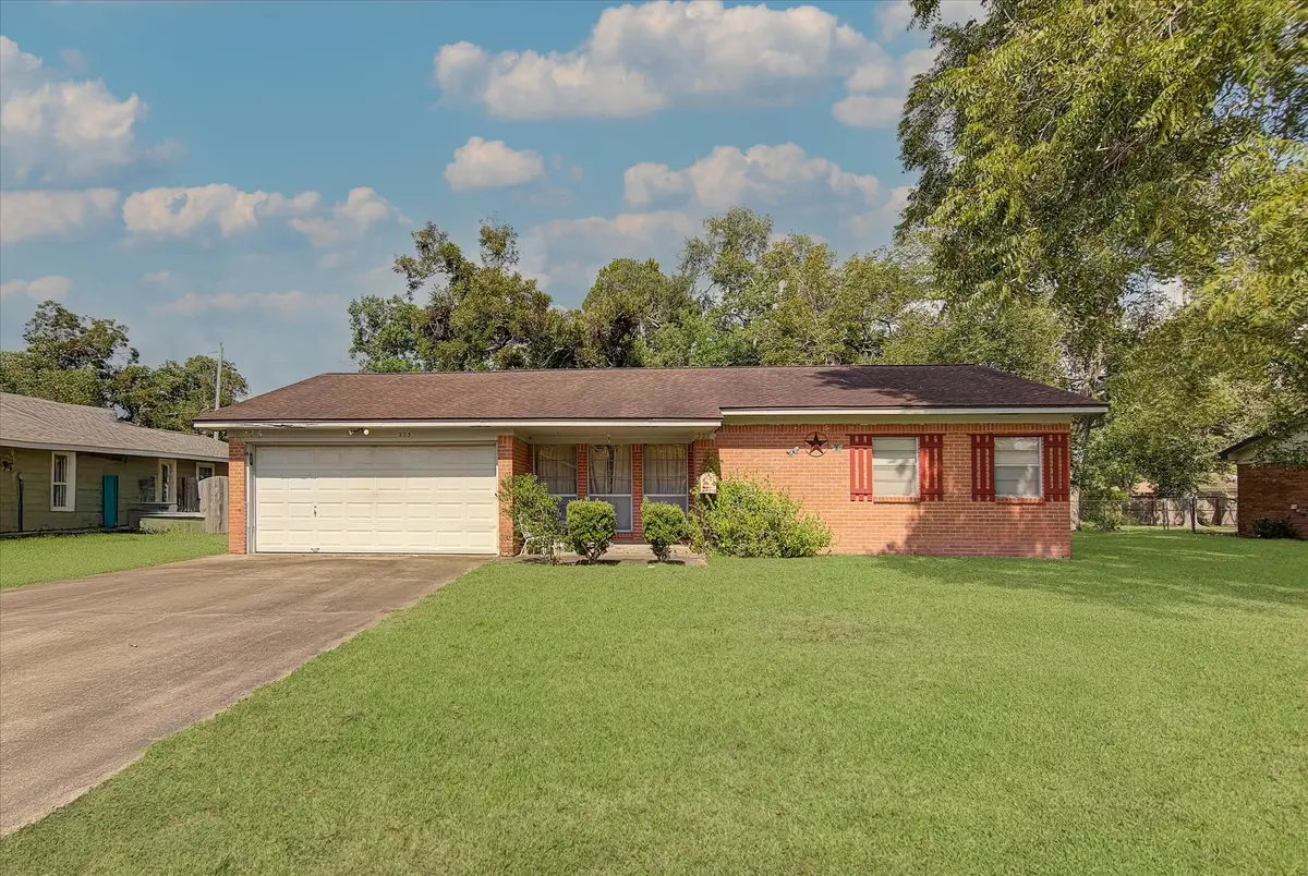 225 Palm Lane, Lake Jackson, TX 77566 - Image #1