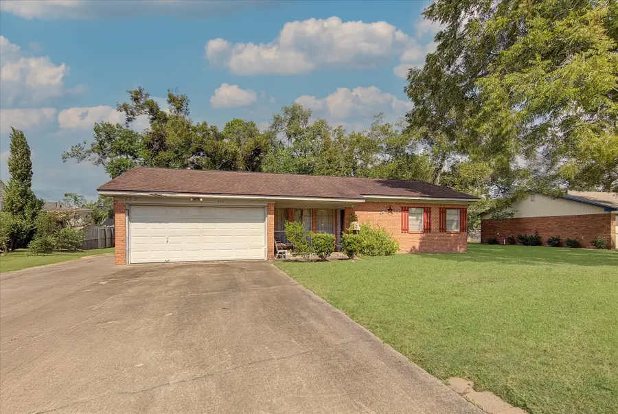 225 Palm Lane, Lake Jackson, TX 77566 - Image #2