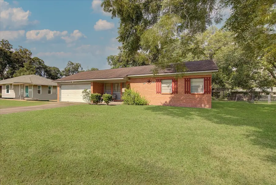 225 Palm Lane, Lake Jackson, TX 77566 - Image #3