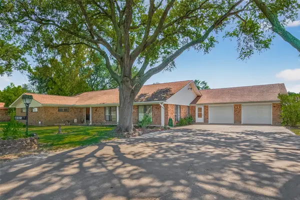 8105 Miller Drive, Hitchcock, TX 77563