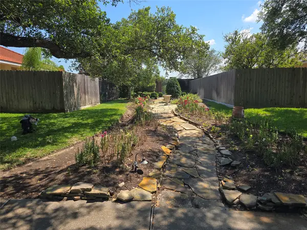 310 Waterford Way, Kemah, TX 77565