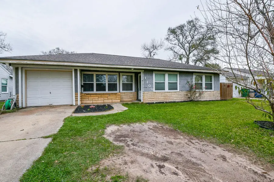 1109 E Miller Street, Angleton, TX 77515 - Image #2