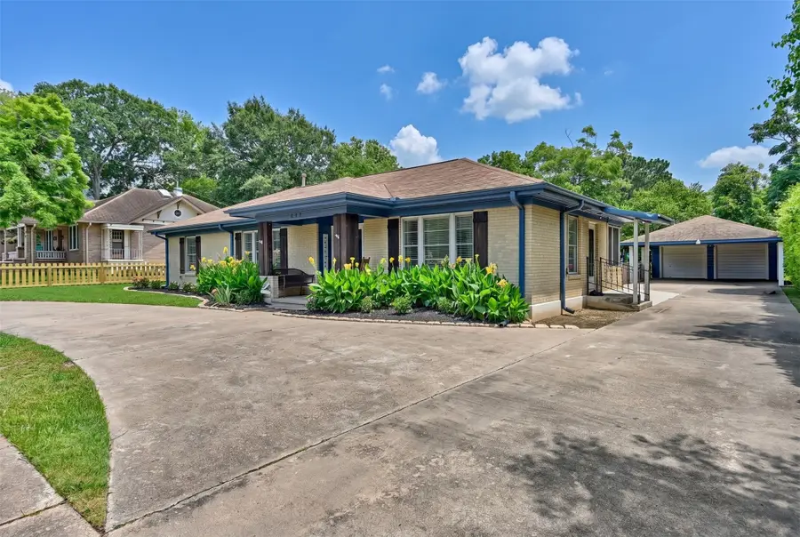 407 W Alamo Street, Brenham, TX 77833 - #2