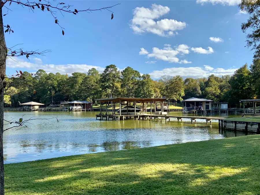 416 Island Dr, Livingston, TX 77351 - #3