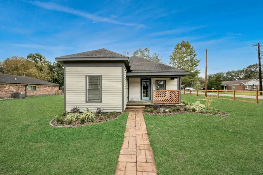 125 N Shirley St, Alvin, TX 77511 - Image #2