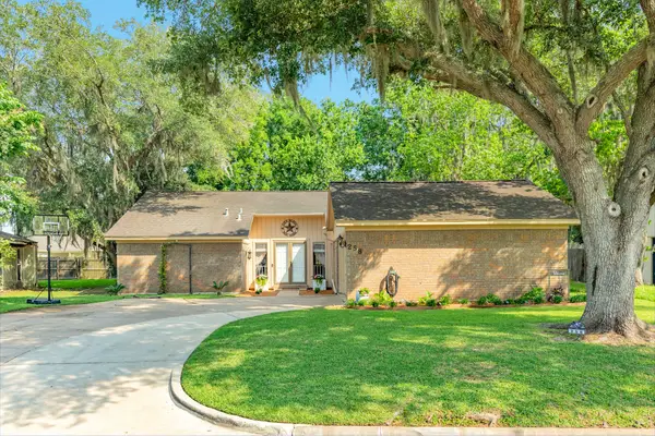 258 Edgewater Drive, West Columbia, TX 77486