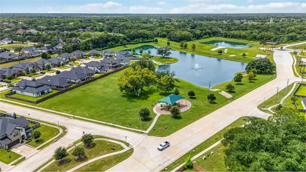 2433 Barton Creek Trail Drive, Friendswood, TX 77546