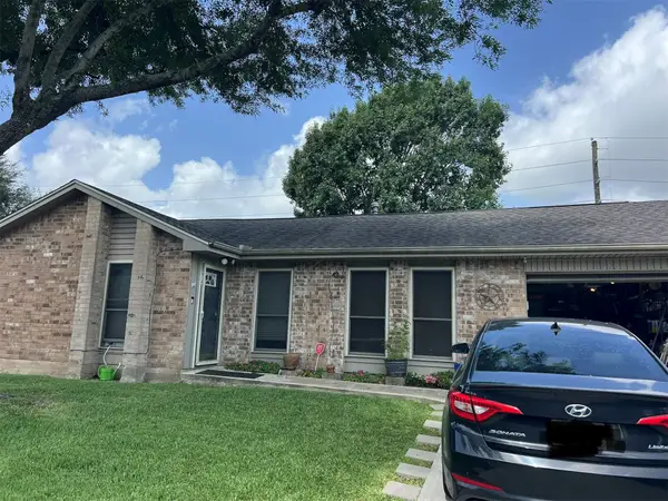 1018 W Brompton Drive, Pearland, TX 77584
