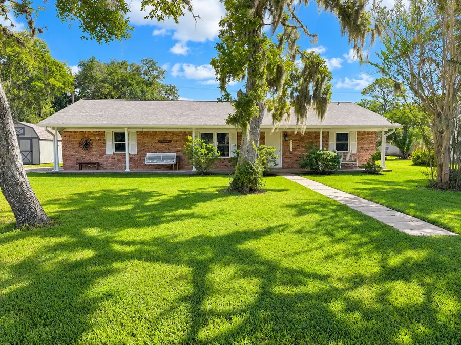 504 Edgewater Street, Clute, TX 77531 - #2