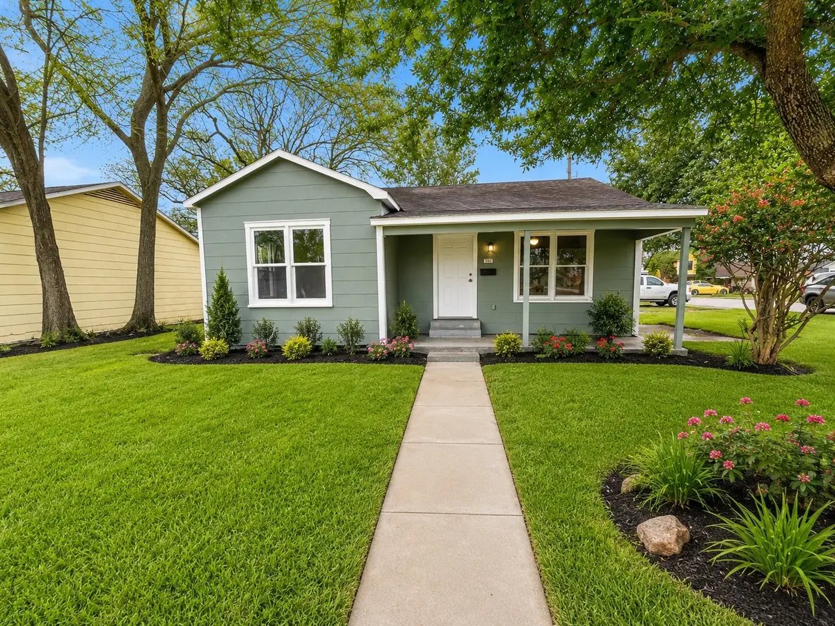 302 S 5th Street, La Porte, TX 77571 - #1