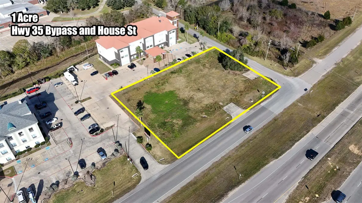 860 S Highway 35 Bypass, Alvin, TX 77511 - #1