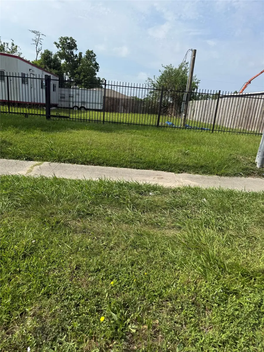 845 S Victory Drive, Houston, TX 77088 - Image #2