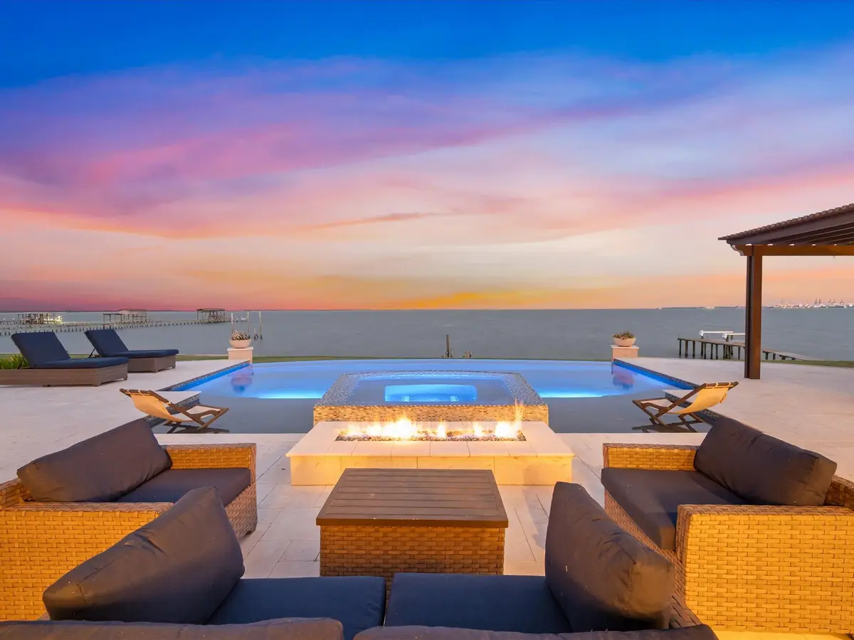 993 Sandy Court, La Porte, TX 77571 - Image #1