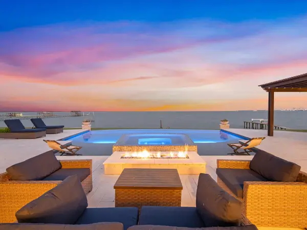 993 Sandy Court, La Porte, TX 77571