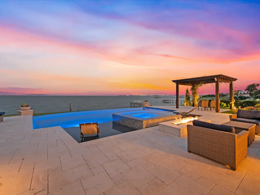 993 Sandy Court, La Porte, TX 77571 - Image #2