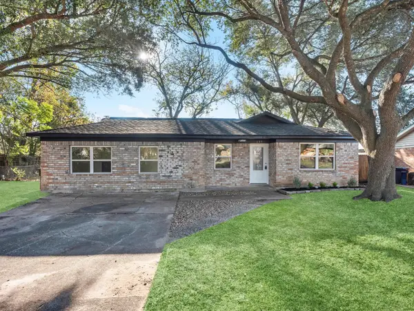 609 Debbie Lane, Alvin, TX 77511