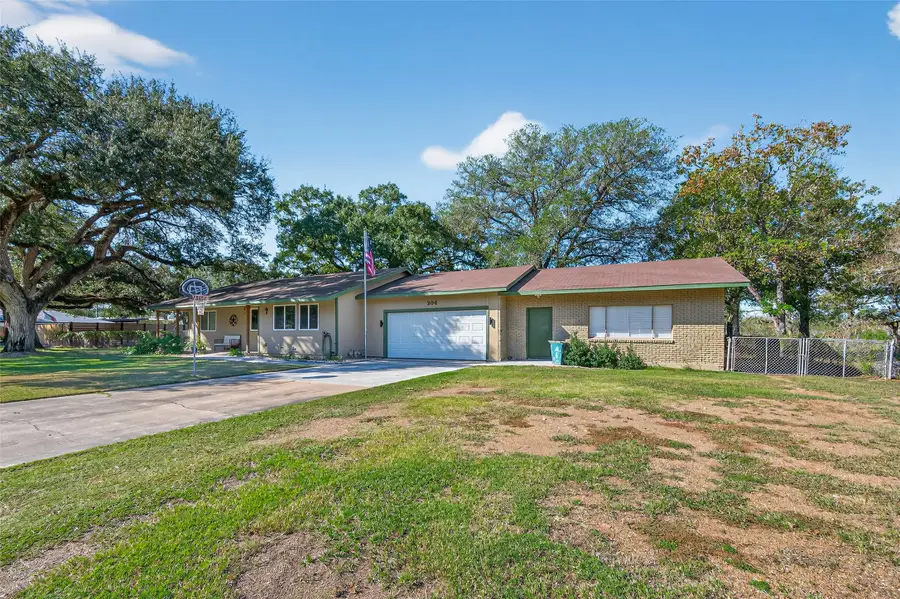 204 King Dr, Columbus, TX 78934 - #2