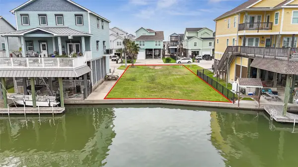 413 Amanda Circle, Tiki Island, TX 77554