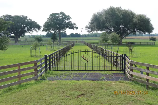 66 County Road 77d, Schulenburg, TX 78956