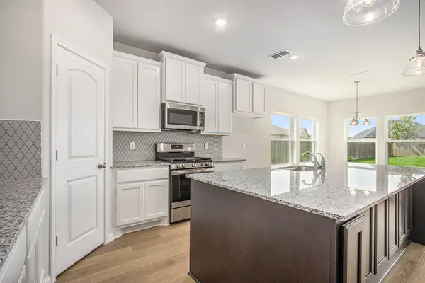 411 Wellshire Drive, West Columbia, TX 77486