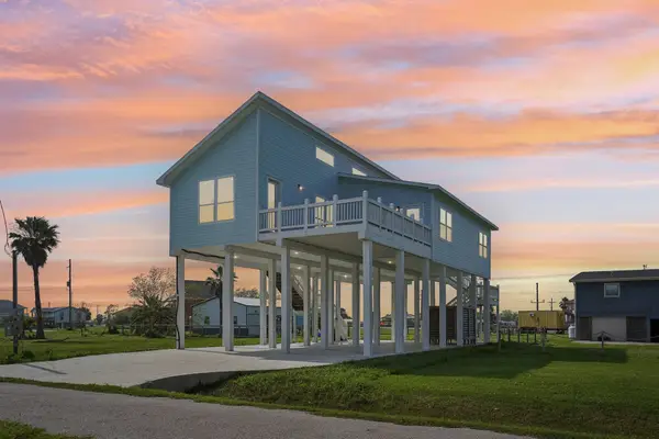 2115 Seahorse Lane, Port Bolivar, TX 77650