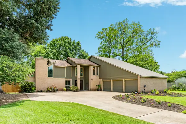 202 Raintree Lane, Lake Jackson, TX 77566