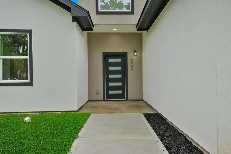 8233 Sterlingshire Street, Houston, TX 77078 - Image #3