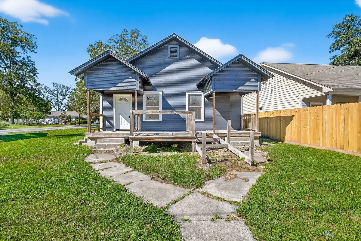 301 E 3rd Street E, Sweeny, TX 77480 - Image #1