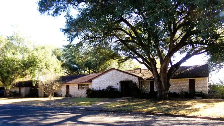 605 S Summit Street, Weimar, TX 78962 - Image #2