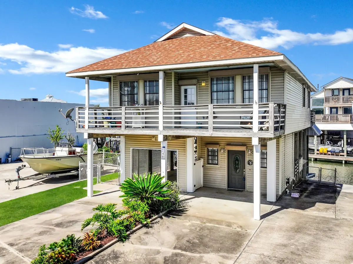 40 Harbor Circle, Tiki Island, TX 77554 - Image #1