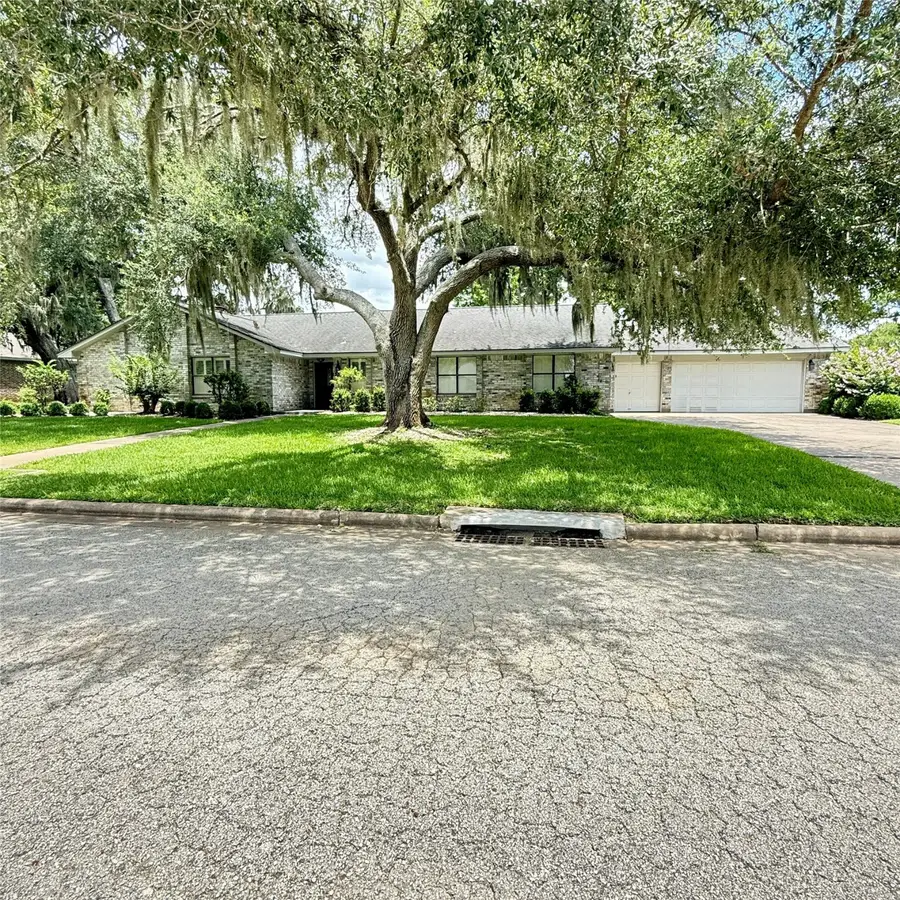 332 N Amherst Drive, West Columbia, TX 77486 - Image #2
