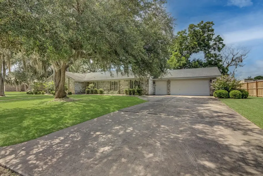 332 N Amherst Drive, West Columbia, TX 77486 - Image #3