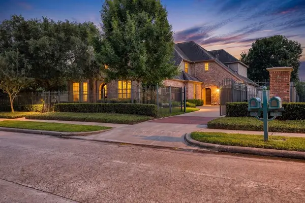 18 Waters Lake Boulevard, Missouri City, TX 77459