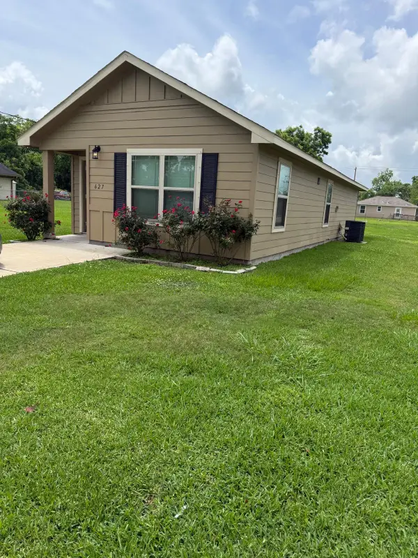 627 W Live Oak Street, Angleton, TX 77515
