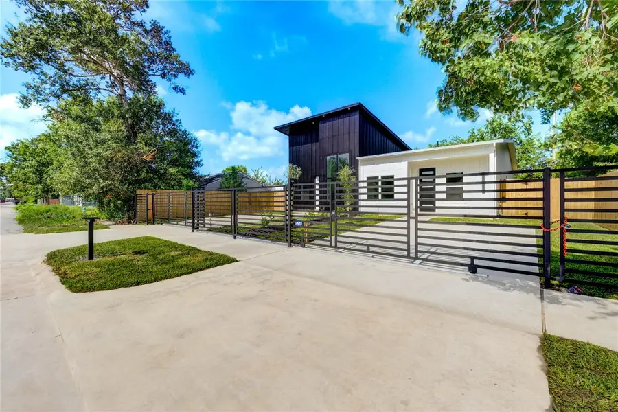 6710 Kassarine Pass #A/B, Houston, TX 77033 - #2