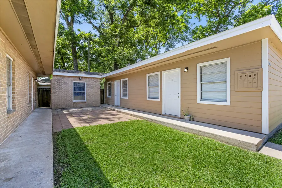 1001 W Lobitt Street, Alvin, TX 77511 - Image #2